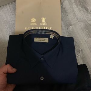Burberry button up brand new with tags M (Navy)